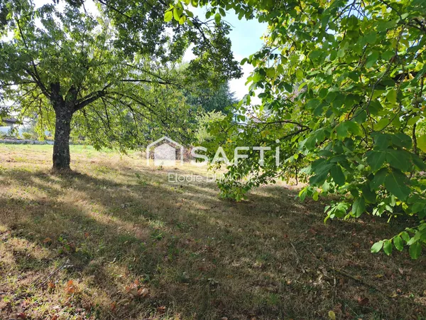 Terrain constructible de 1716 m2 situé à quelques pas du centre-ville de Saint-Amour