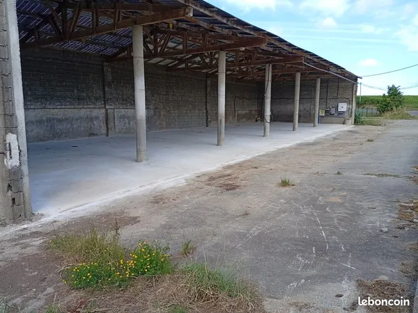 Emplacement de stationnement couvert et fermé
