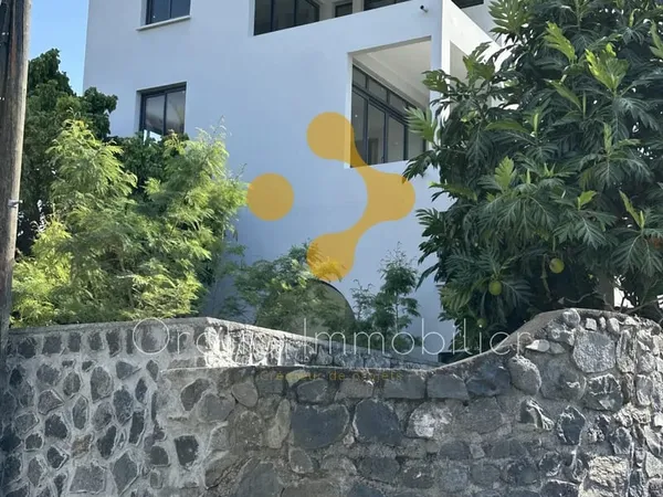 Rare opportunité d'accéder à une spacieuse villa d'architecte avec vue dominante au calme centre Sai