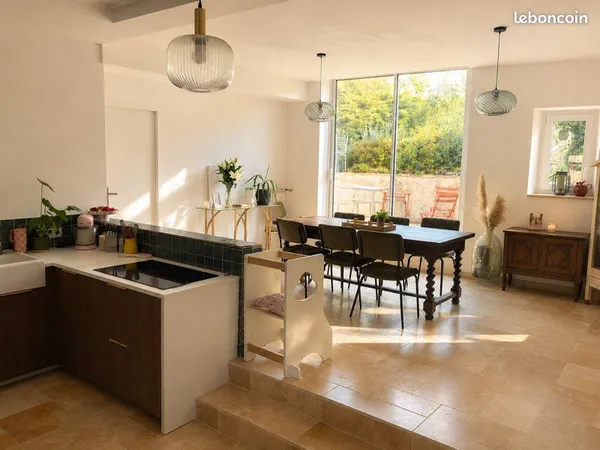Maison de ville mitoyenne de caractère de 230 m² 10 pièces
