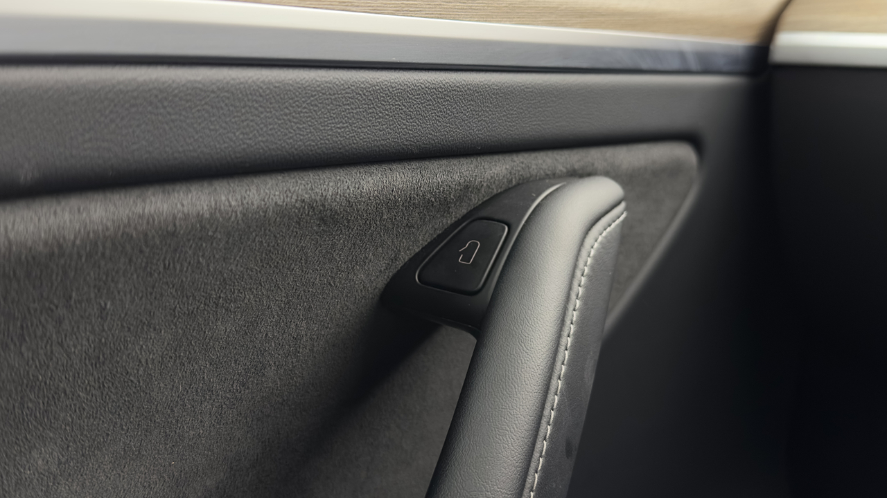 Tesla MODEL Y Standard RWD — photo 16