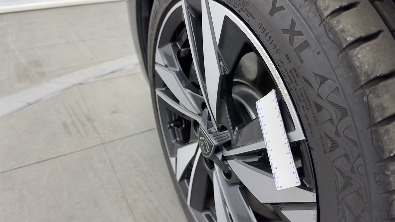 Peugeot 308 SW PHEV 180 e-EAT8 — photo 35