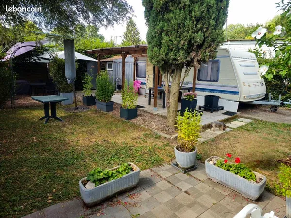 Emplacement 168 m² avec caravane - Domaine du Val de Saône à Fareins