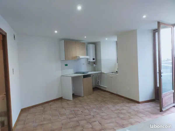 Loue studio en RDC rénové en coeur de village à proximités de tous commerces et services