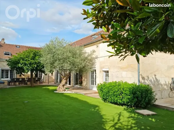 Maison 7 pièces 240 m²
