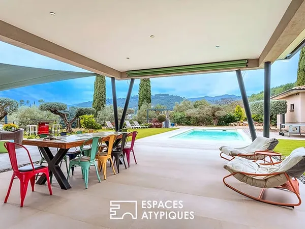 Villa contemporaine de plain-pied avec piscine et vue dominante