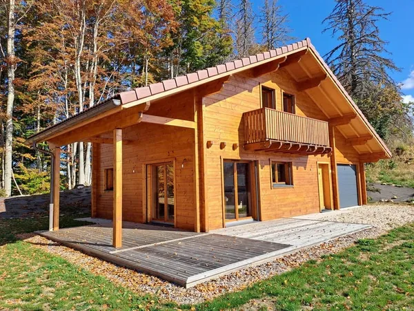 LAMOURA : Chalet récent de 2024 ouvert sur l'extérieur