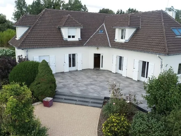 LAON (02) à vendre propriété d'exeption de 330 m2 et son terrain de 9000 m2