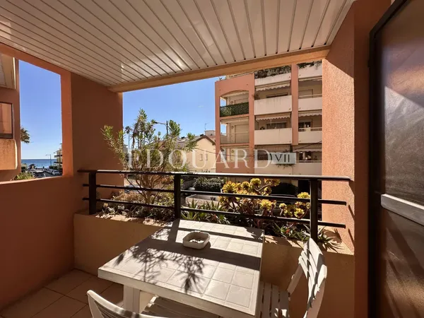 En exclusivité beau deux pièces en parfait état avec spacieux balcon, jolie échappée mer et garage