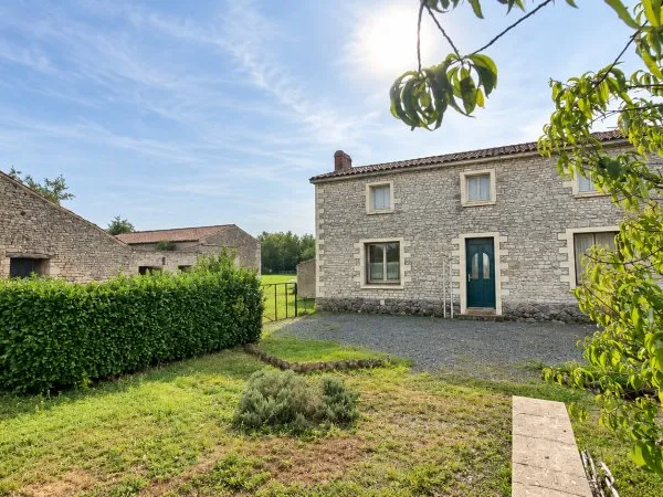 Maison Saint Martin de Fraigneau , 2 chambres et bureau, grenier aménageable, grand terrain et 350 m