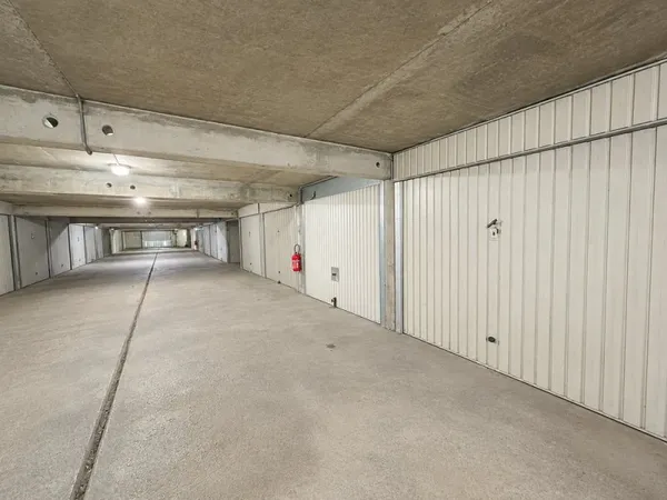 Garage fermé sécurisé / box 70 € ? Hôpitaux Facultés