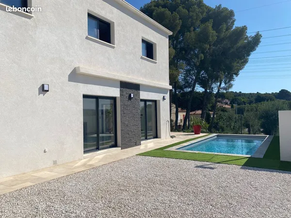 Villa neuve T5 avec piscine sur 380 m2 de terrain