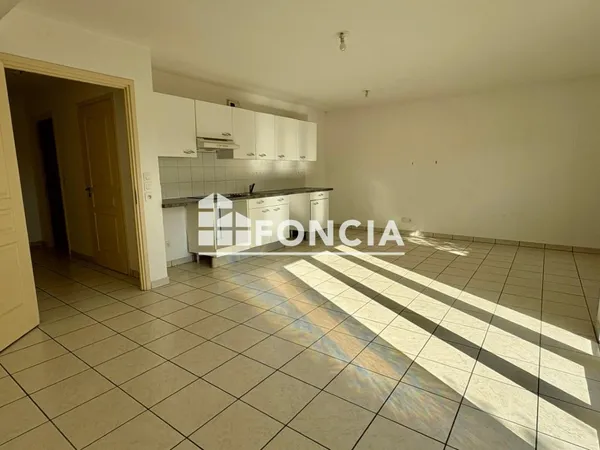 PERTUIS : APPARTEMENT EN REZ-DE-CHAUSSEE AVEC TERRASSE ET DEUX STATIONNEMENTS