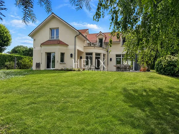 Magnifique maison contemporaine aux volumes généreux à L'Etang La Ville de 249 M²