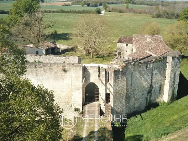 CHATEAU MEDIEVAL DU XIV ENTRE SAINTONGE ROMANE ET OCEAN