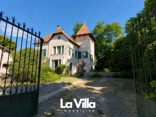 Maison 10 pièces 313 m²