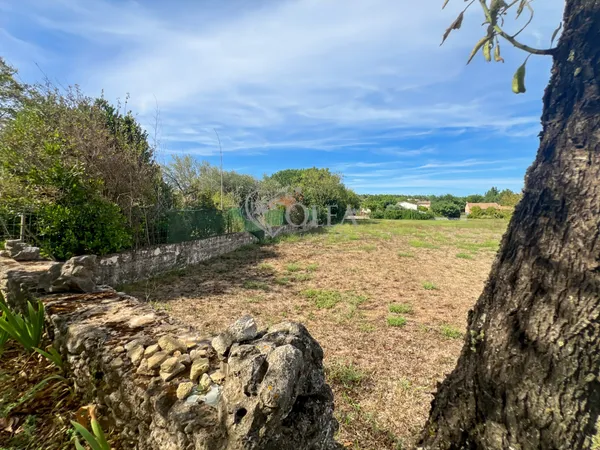 RARE À SAINT-QUENTIN-LA-POTERIE  1 353 m² AU COEUR DU VILLA