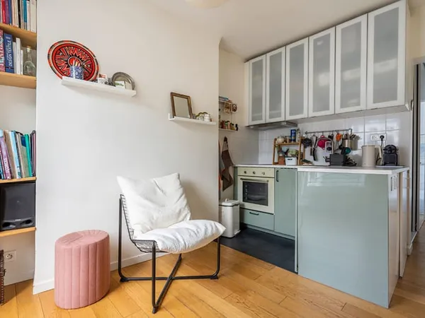 RUE DE LEVIS - 2 PIECES - ETAGE ELEVE - LUMINEUX ET CALME