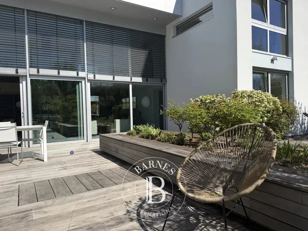 Ecole Jeanine Manuel, maison d'architecte cubique dans un environnement premium