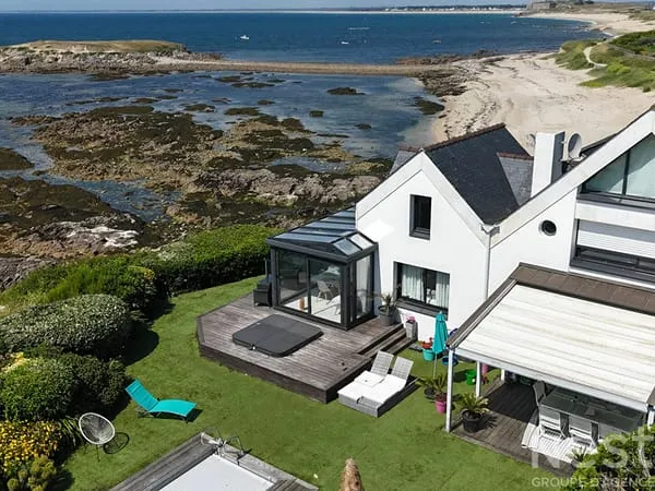 À vendre ? Maison les pieds dans l'eau avec vue mer à 180° et piscine !