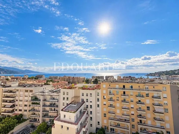 Somptueux quatre pièces à vendre avec belle vue sur la ville et la mer, en plein centre de Roquebrun