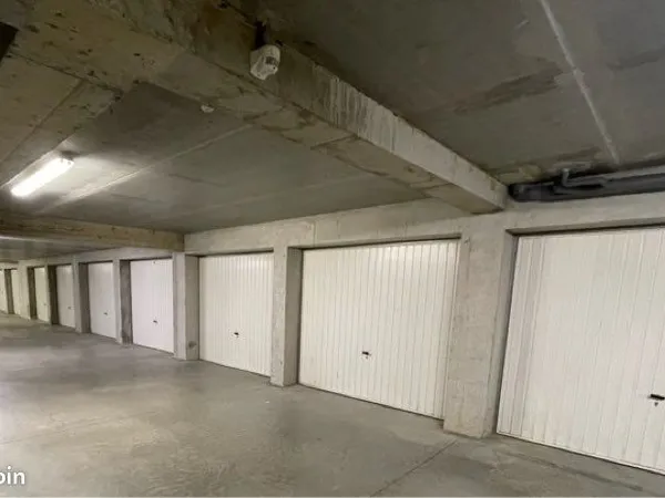 Loue Garage Box fermé