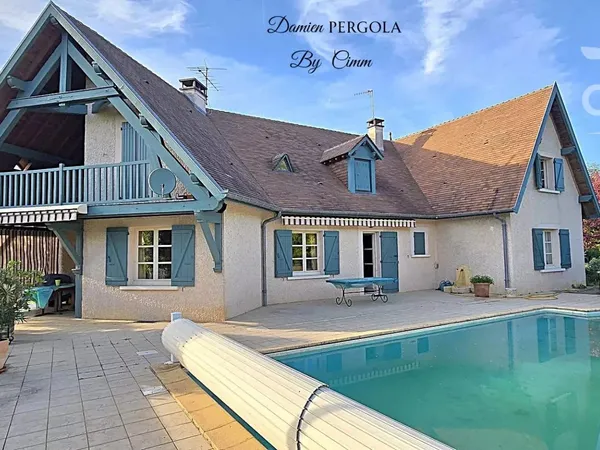 Demeure familiale d'environ 216 m² avec piscine située à MONTIGNAC-LASCAUX