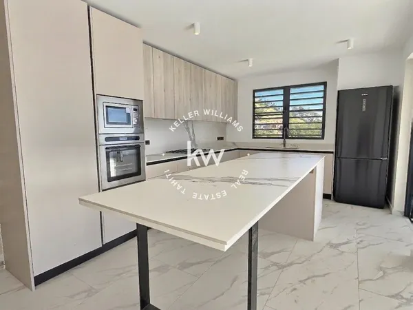 Triplex avec studio indépendant à Pamatai Hills
