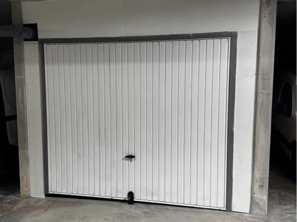 Garage box fermé et sécurisé place stationnement pour stationner véhicule moto ou stockage