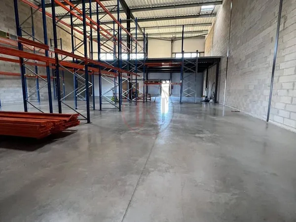 Local commercial 607 m²