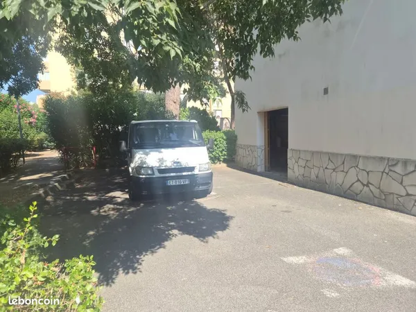 Grand garage dans résidence sécurisée