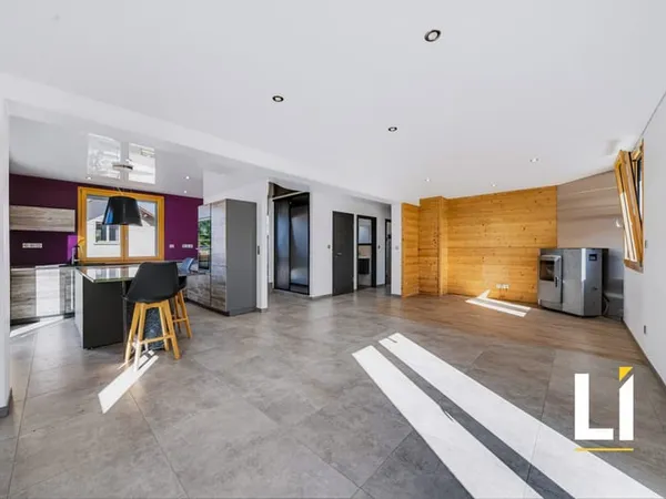 MAISON RÉNOVÉE AVEC TROIS GARAGES