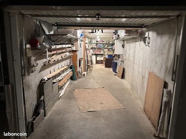 Grand garage double fermé / Local de stockage - 26,5 m² | Rue Masaryk, Lyon 9e