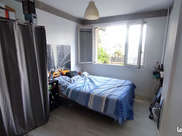 Grande Chambre meublée en Coloc - 6 minutes à pieds du Metro Cusset - APL possible