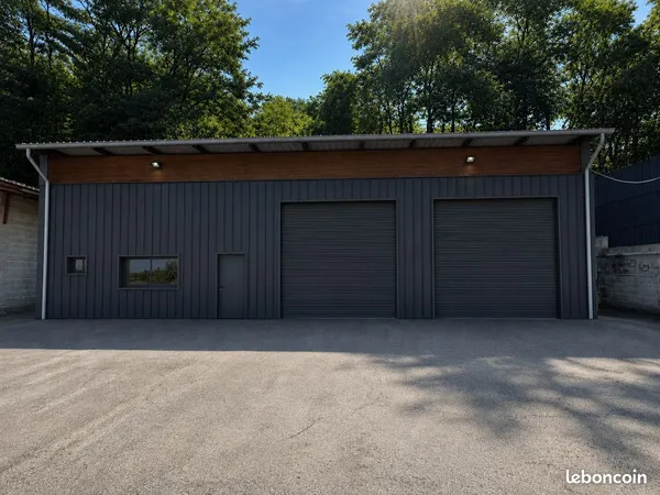 À LOUER À PETITE-ROSSELLE (57) : Local professionnel polyvalent de 250 m², avec bureau, 2 WC et 5 pl