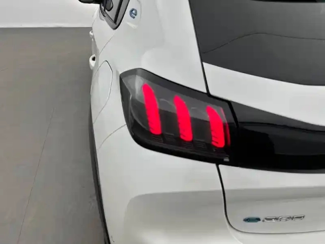 Peugeot 208 electrique 50 kwh 136ch — photo 17