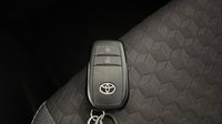 Toyota Yaris 116h Design 5p MY22 — photo 16