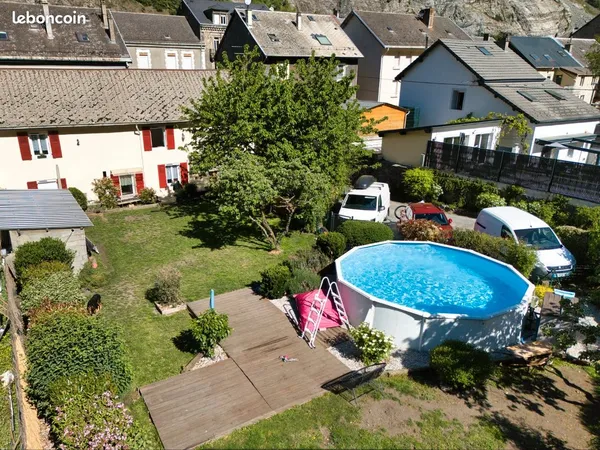 Maison de village avec terrain et piscine