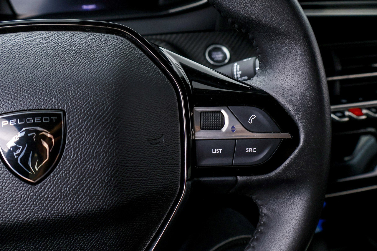 Peugeot 208 — photo 18