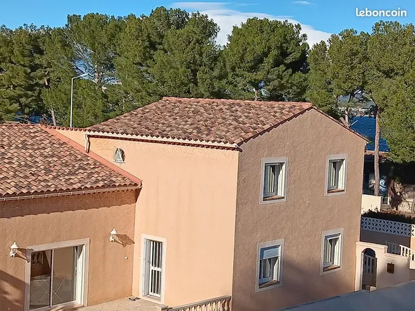 414 500 Euros MARTIGUES Maison 165 m² offrant de beaux volumes comprenant un grand garage maison se 