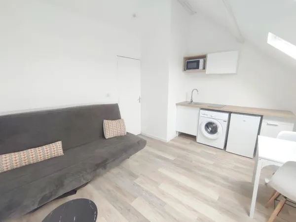 Studio moderne avec cuisine ouverte