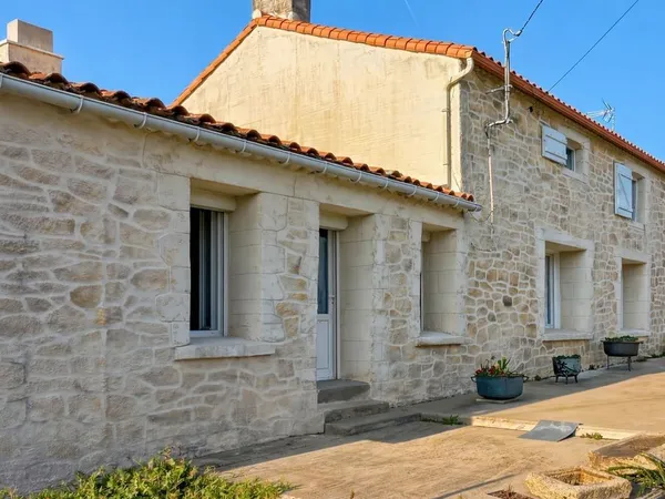 Maison de plain-pied 150 m² à rénover + garage + bureau