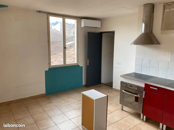 À VENDRE - T2 DE 32 m² CARREZ - CENTRE HISTORIQUE DE PERNES-LES-FONTAINES