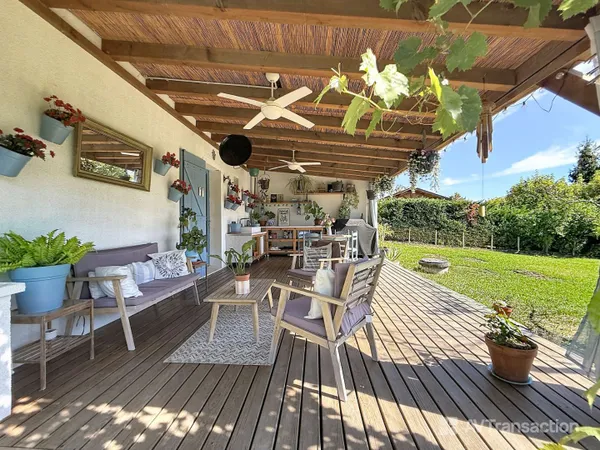 MAISON DE PLAIN-PIED PLEINE DE CHARME AVEC GRAND TERRAIN
