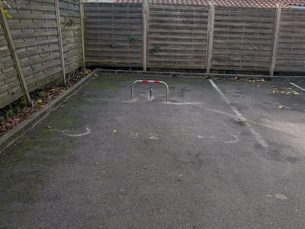 A vendre place de parking sécurisée extérieure accessible aux personnes à mobilité réduite proche Hô