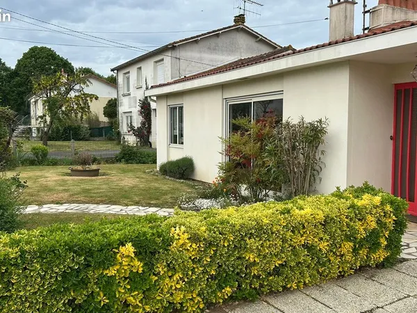 Maison basse avec 2 garages