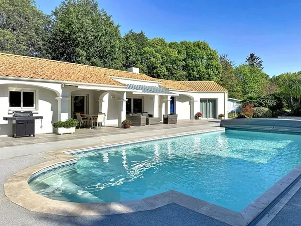 Maison de prestige à vendre à Talmont-Saint-Hilaire : Piscine, calme et nature