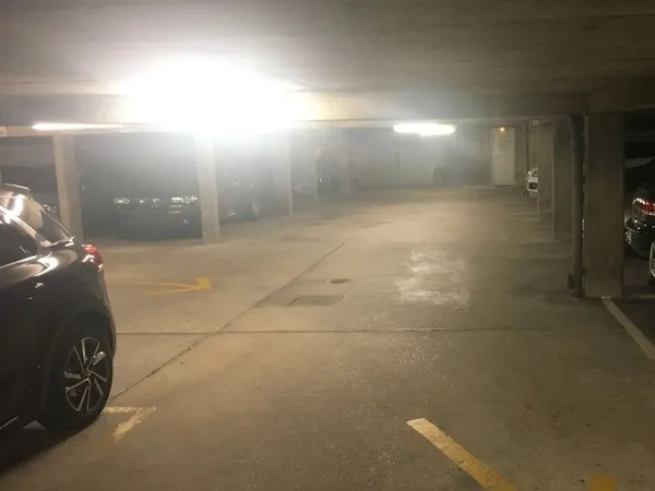 Parking sécurisé — 6 min M1 Esplanade de La Défense
