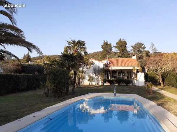 Villa meublée plein pied 4 faces grande piscine