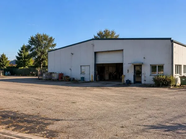 LOCAL D'ACTIVITÉ 450 m² SUR TERRAIN DE 3 500 m² - BELLEVILLE / GUÉREINS